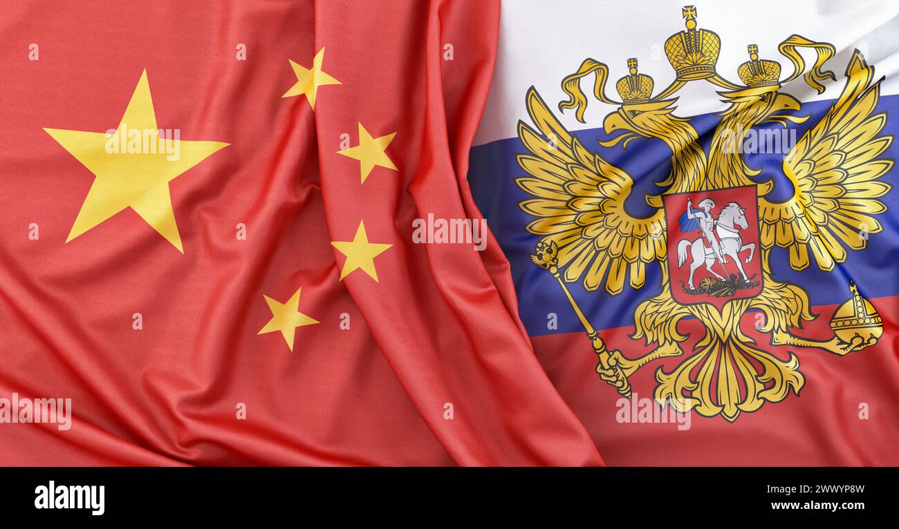 Bandiere di Cina e Russia con stemma. Rendering 3D. Foto Stock