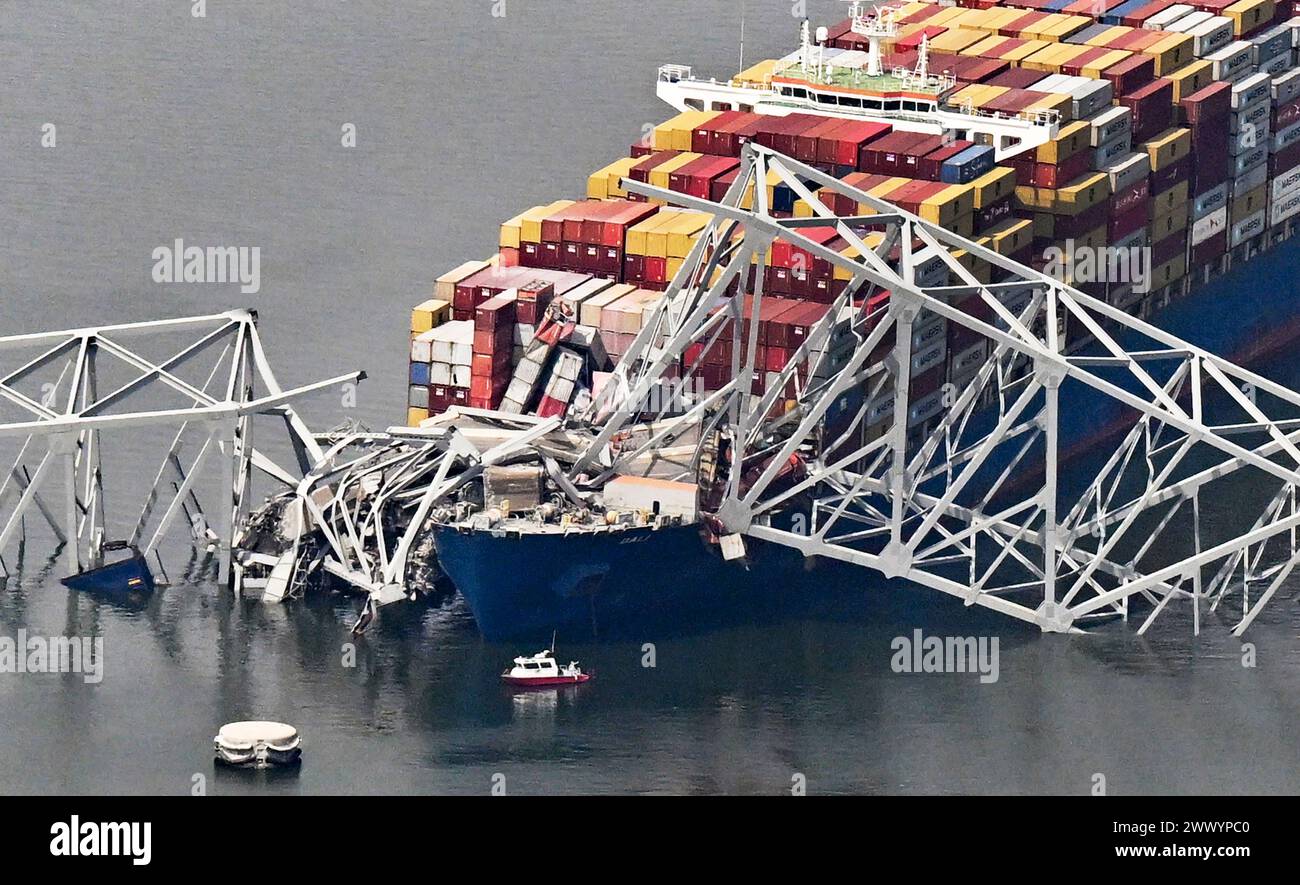 Baltimora, Stati Uniti. 26 marzo 2024. Una nave portacontainer danneggiata si trova accanto a un pilastro del ponte nel fiume Patapsco dopo essersi schiantata e aver distrutto il Francis Scott Key Bridge all'ingresso del porto di Baltimora, Maryland, martedì 26 marzo 2024. Diversi lavoratori erano in cima al ponte e stavano effettuando riparazioni alla carreggiata asfaltata quando la struttura crollò. Foto di David Tulis/UPI credito: UPI/Alamy Live News Foto Stock