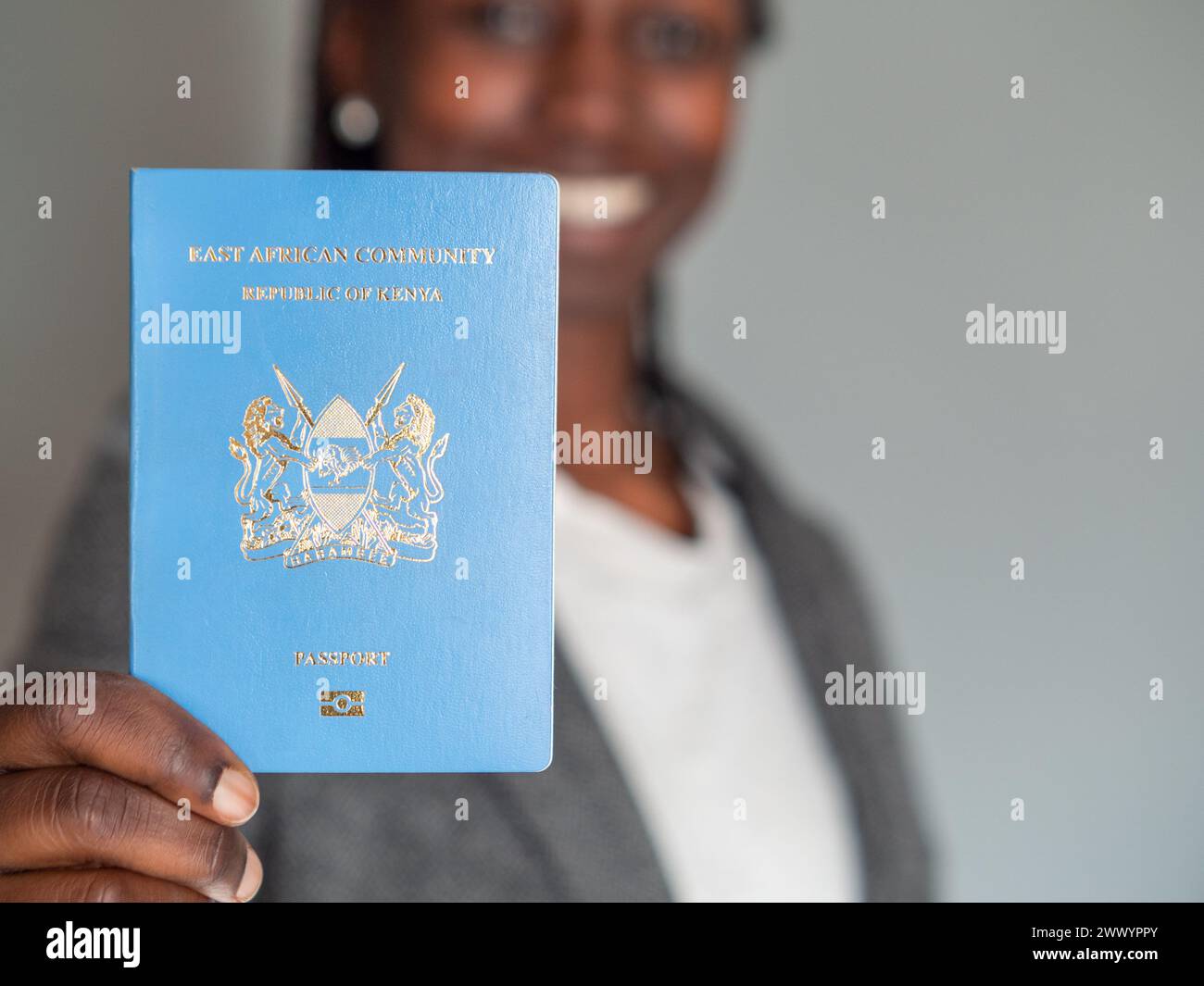 Donna d'affari con in mano il passaporto keniota dell'africa orientale Foto Stock