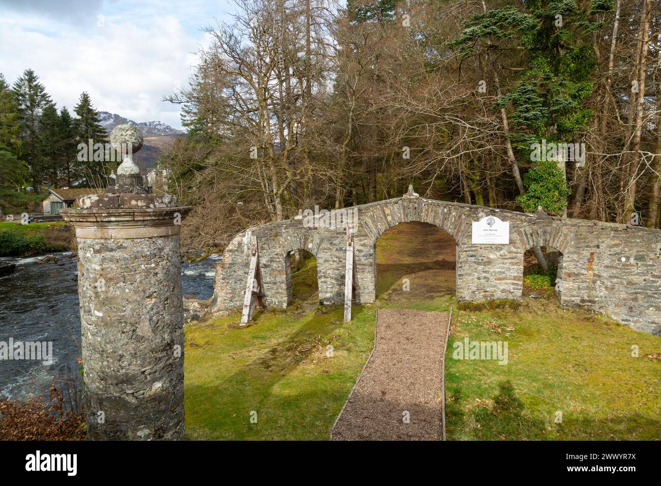 L'ingresso al Clan Macnab Burial Ground si trova sull'isola 'Innis Bhuidhe' nel villaggio di Killin nel Perthshire. Foto Stock
