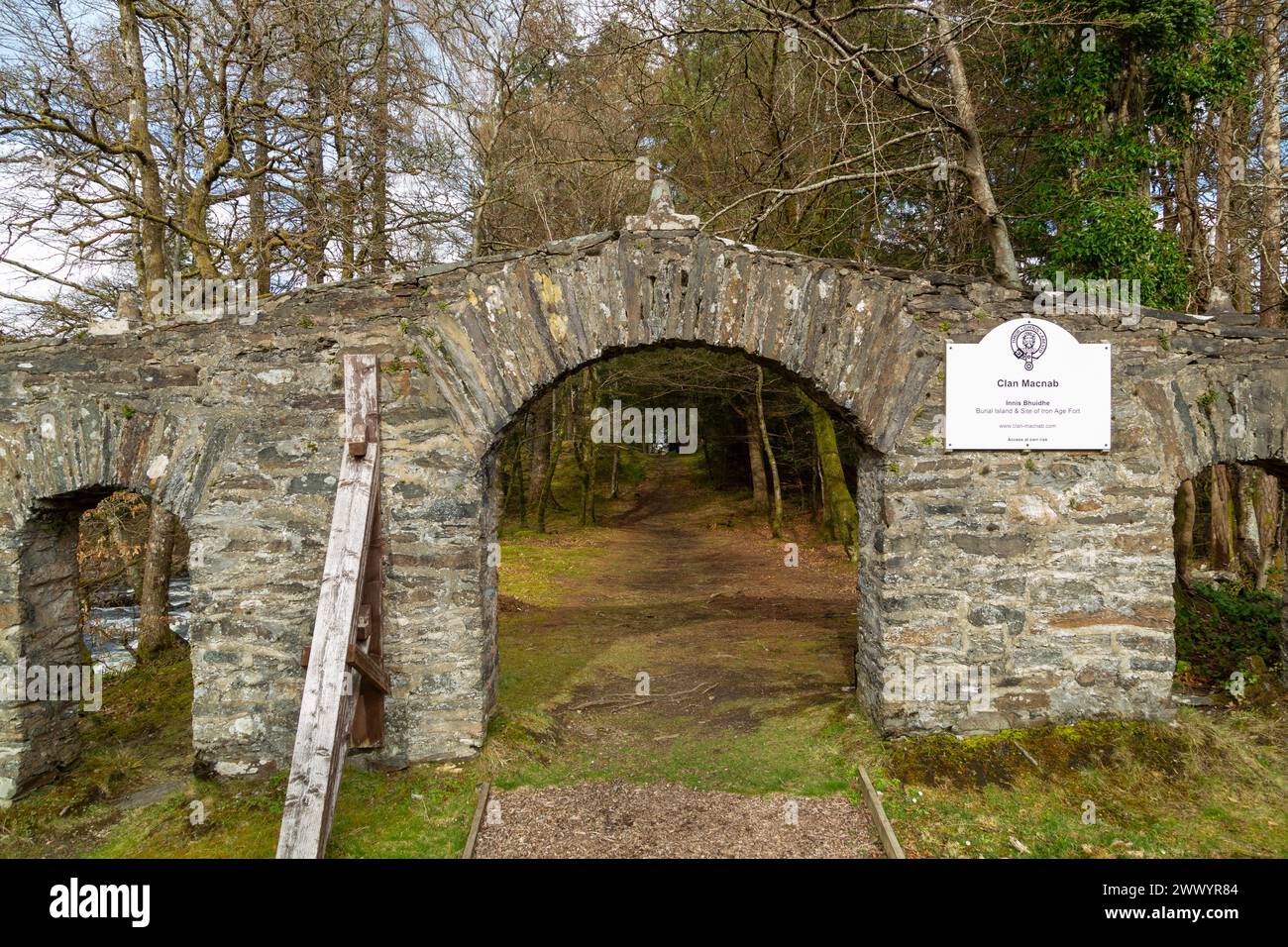 L'ingresso al Clan Macnab Burial Ground si trova sull'isola 'Innis Bhuidhe' nel villaggio di Killin nel Perthshire. Foto Stock
