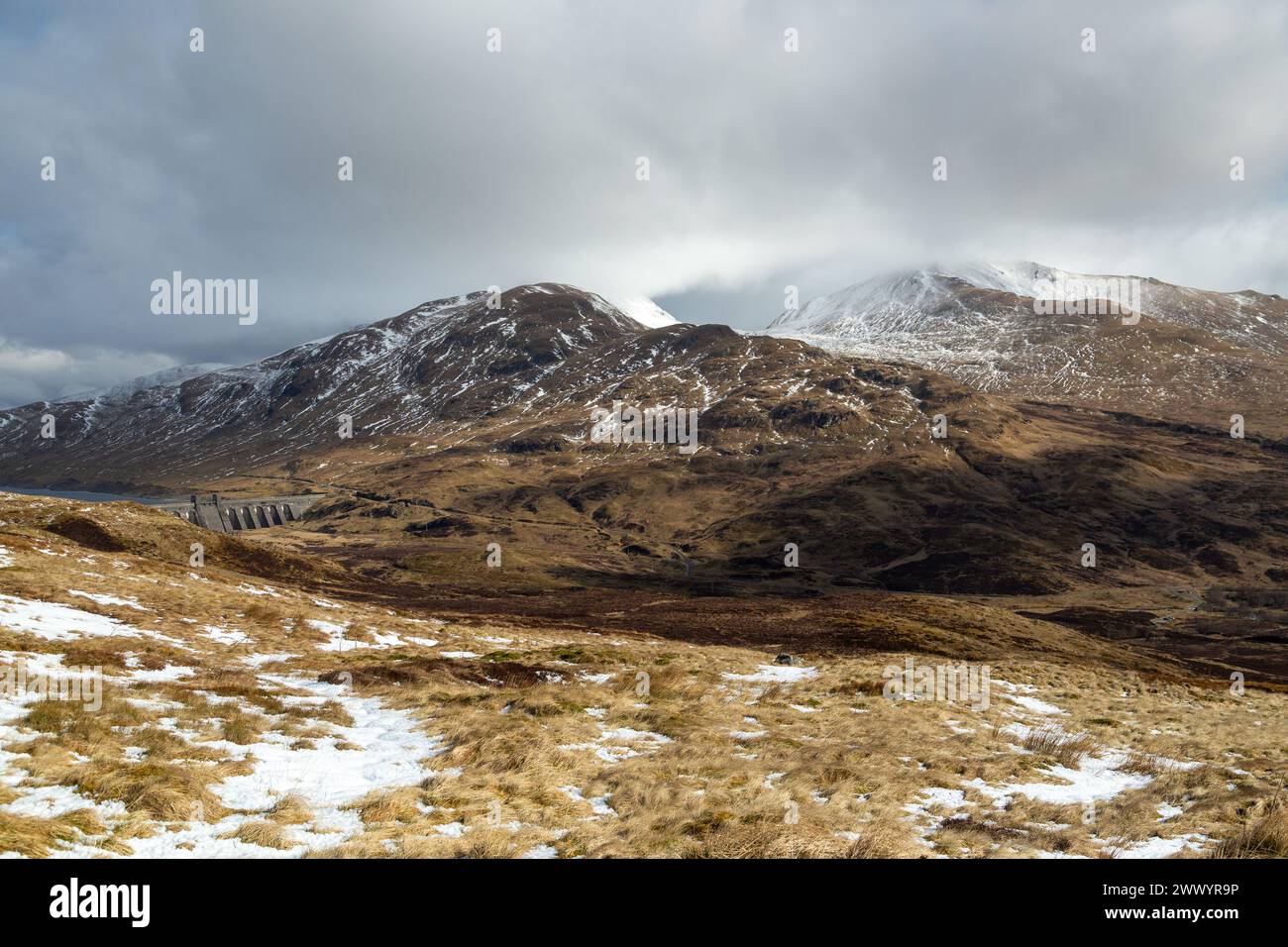 Lawers Dam e Lochan na Lairige con Beinn Ghlas e Ben Lawers sullo sfondo Foto Stock