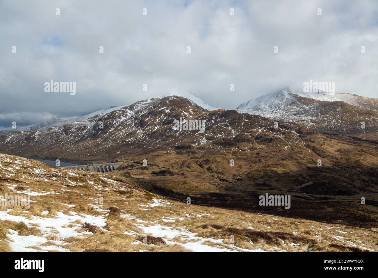 Lawers Dam e Lochan na Lairige con Beinn Ghlas e Ben Lawers sullo sfondo Foto Stock