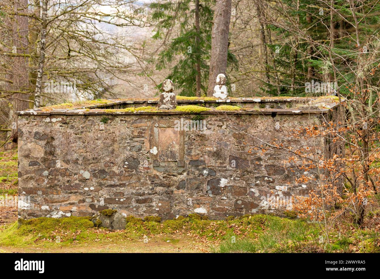 Figure scolpite in pietra sulla sommità del Clan Macnab Burial Ground si trova sull'isola 'Innis Bhuidhe' nel villaggio di Killin nel Perthshire. Foto Stock