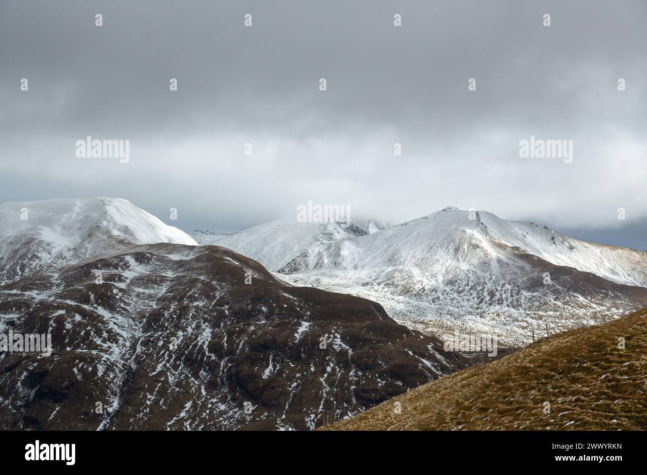 Beinn Ghlas e Ben Lawers hanno visto dall'ascesa di Meall nan Tarmachan Foto Stock