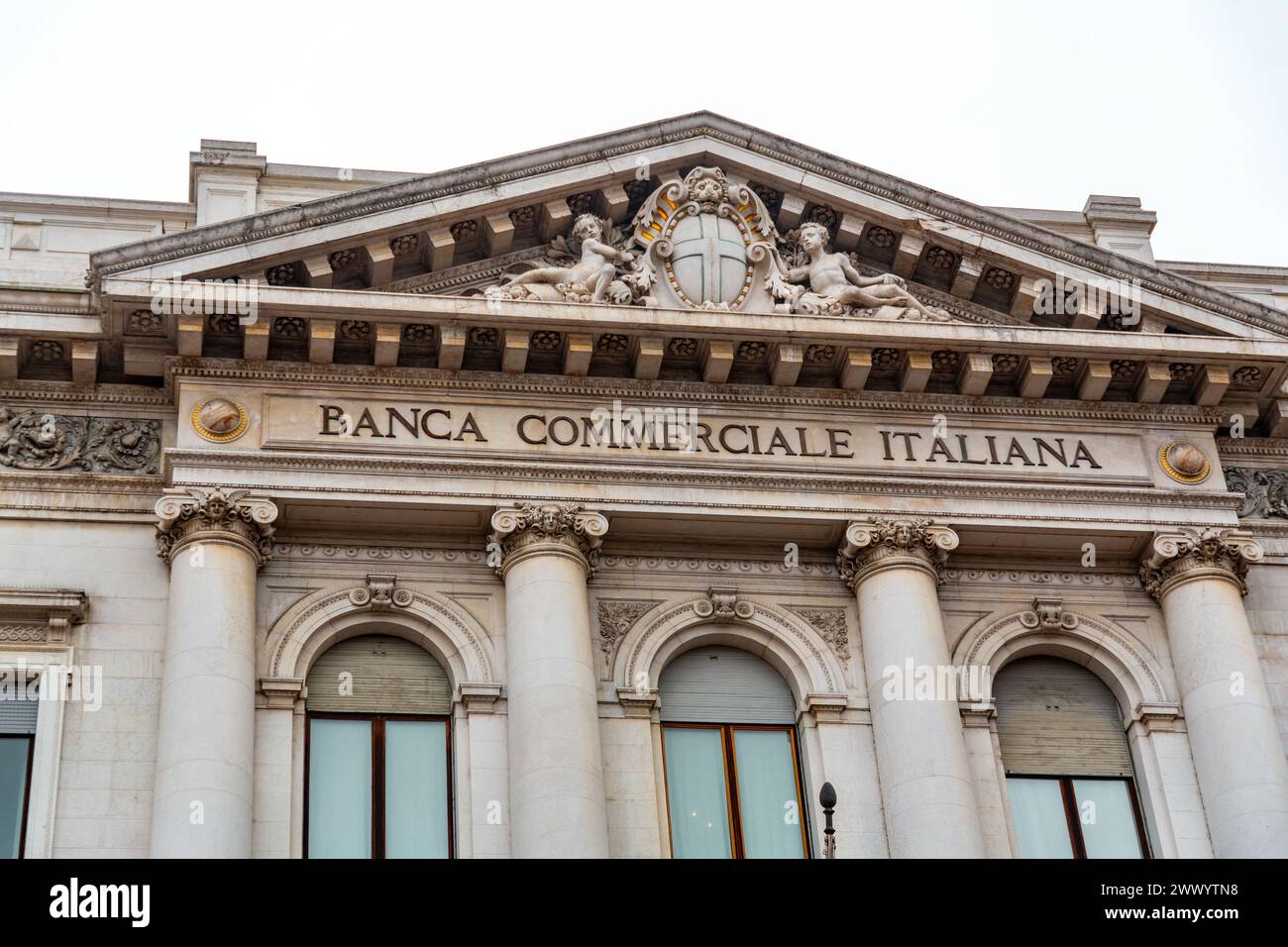 Milano, Italia - 30 marzo 2022: Piazza della Scala è una piazza pedonale centrale di Milano, collegata alla piazza principale della città. Foto Stock