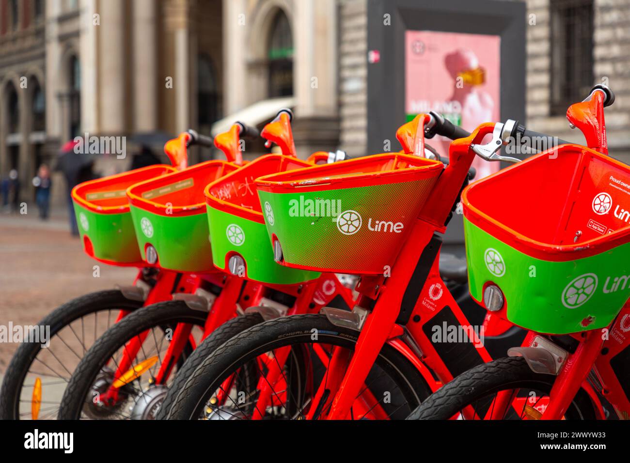 Milano, Italia - 30 marzo 2022: Noleggio biciclette elettriche parcheggiate di Lime a Milano, Italia. Foto Stock