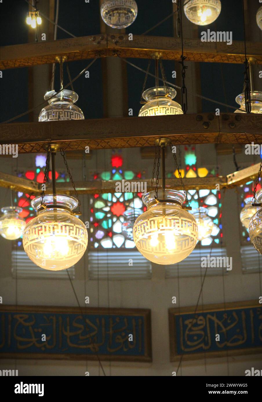 Abdullah la prima moschea dall'interno con le sue splendide luci e il design, una speciale architettura musulmana presentata ad Amman, in Giordania. Foto Stock