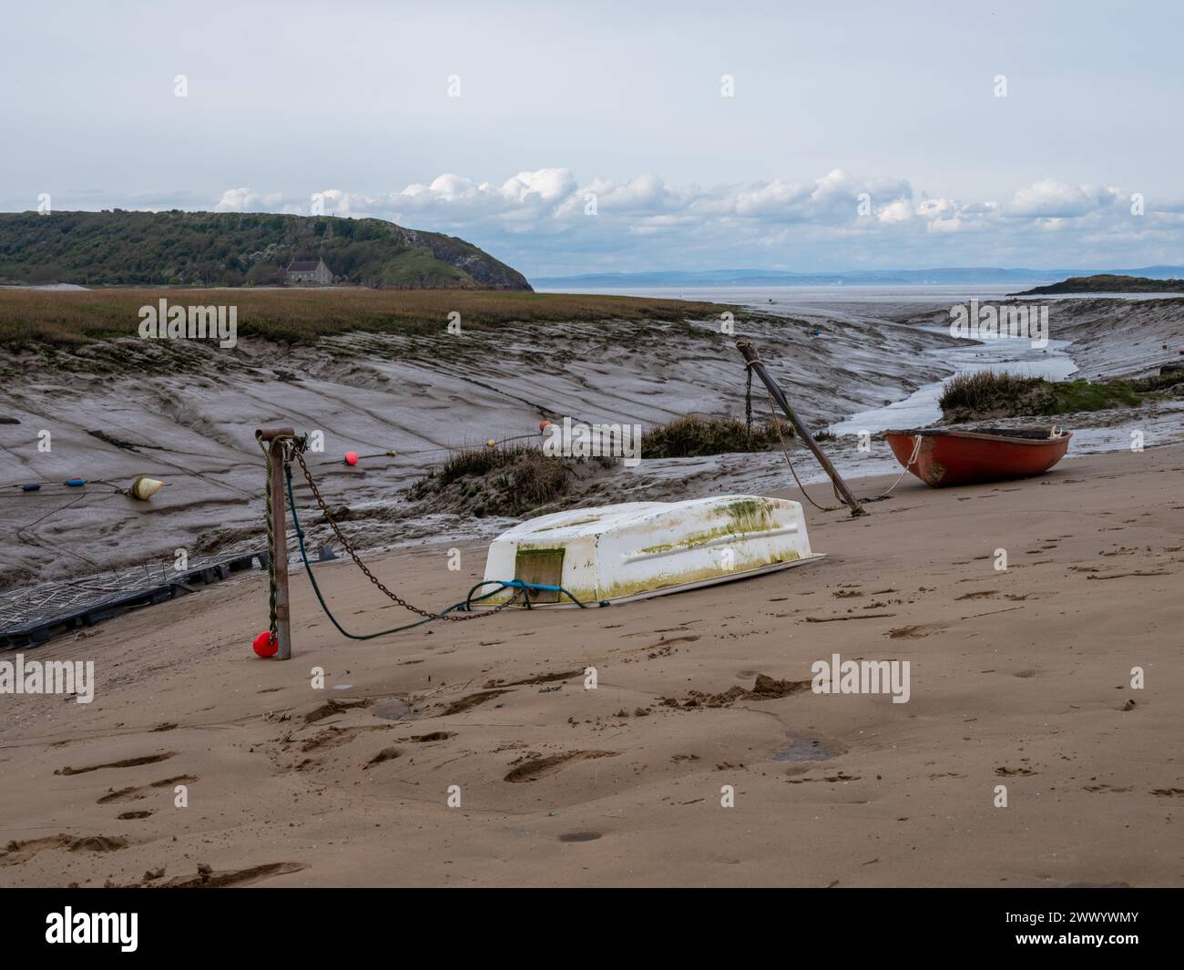 Marzo 2024 - Up Turned boats and Dingy's a Uphill, Weston supe Mare, North Somerset, Inghilterra, Regno Unito Foto Stock