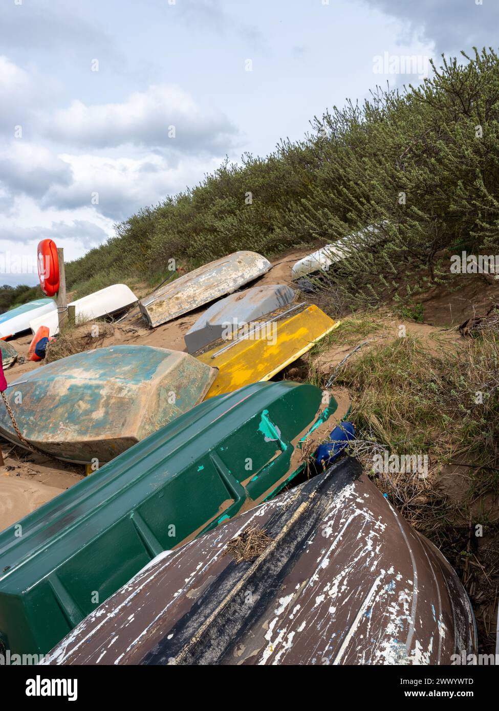 Marzo 2024 - Up Turned boats and Dingy's a Uphill, Weston supe Mare, North Somerset, Inghilterra, Regno Unito Foto Stock