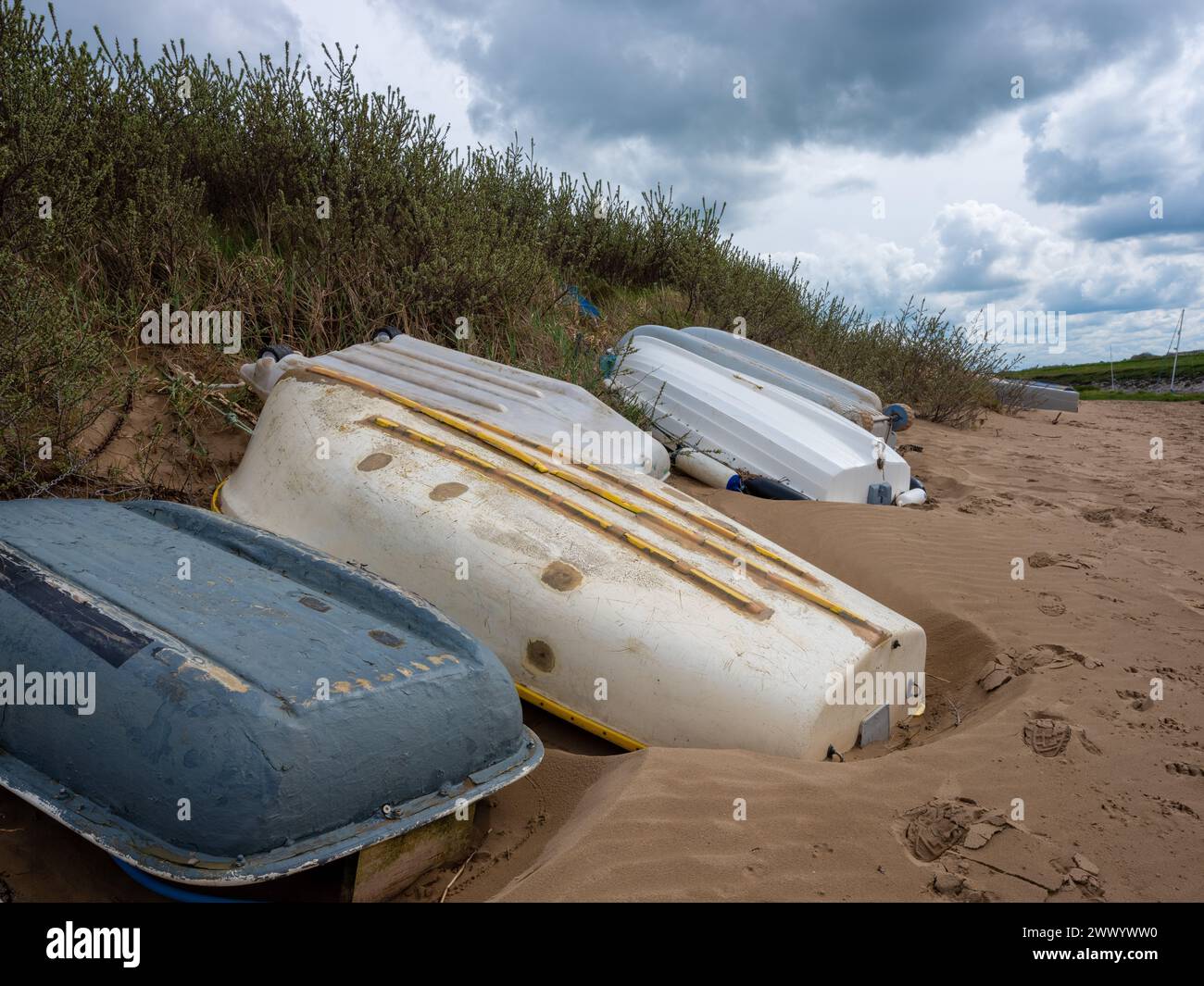 Marzo 2024 - Up Turned boats and Dingy's a Uphill, Weston supe Mare, North Somerset, Inghilterra, Regno Unito Foto Stock