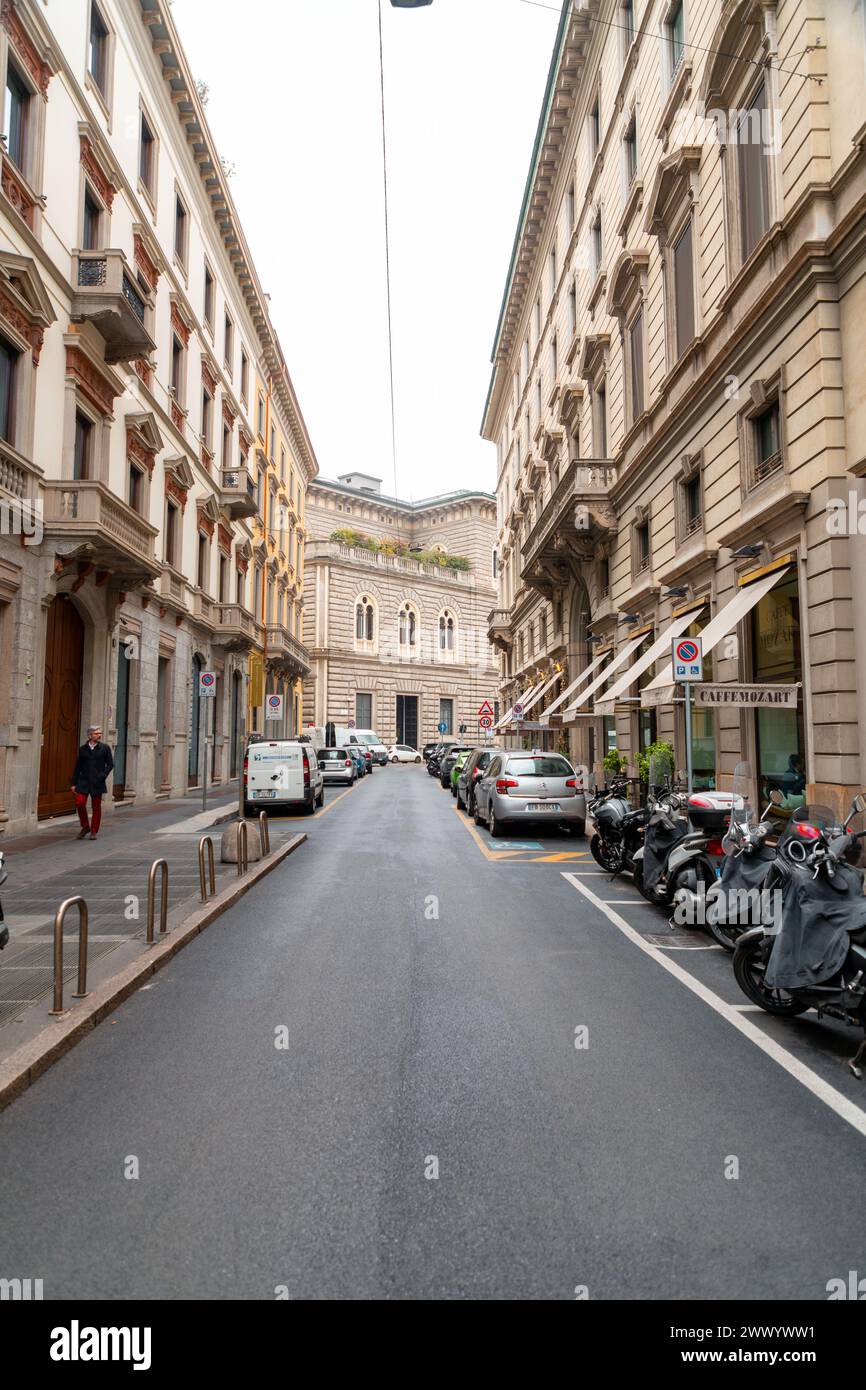 Milano, Italia - marzo 30: Il Quadrilatero della moda o via Montenapoleone è un quartiere dello shopping di alta classe nel centro di Milano. Foto Stock