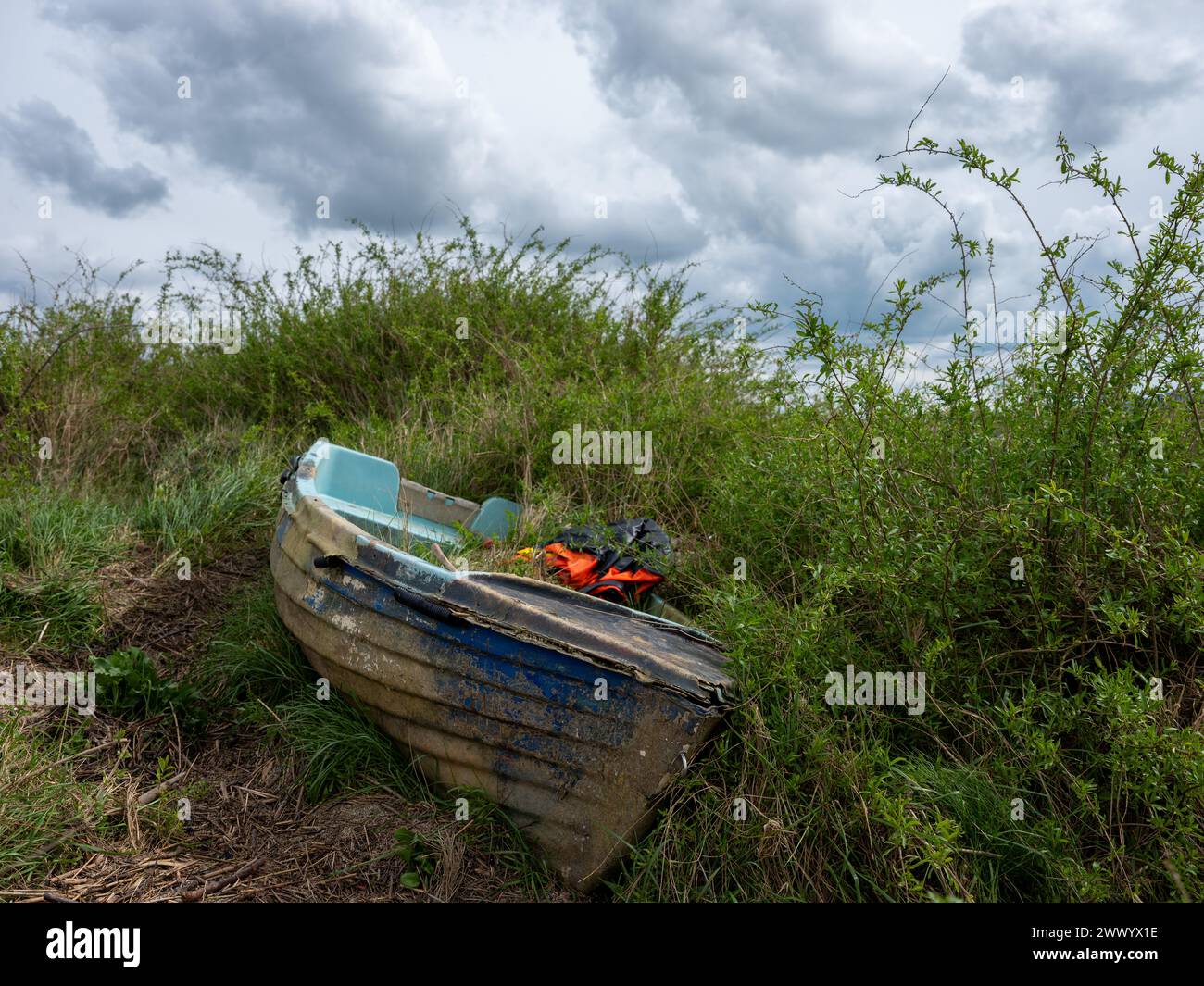 Marzo 2024 - piccola barca a remi deserta a Uphill, Weston super Mare, North Somerset, Inghilterra, Regno Unito Foto Stock