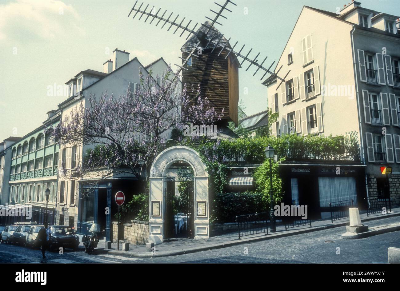 1993 immagine d'archivio di le Moulin de la Galette in Rue Lepic, Parigi. Foto Stock