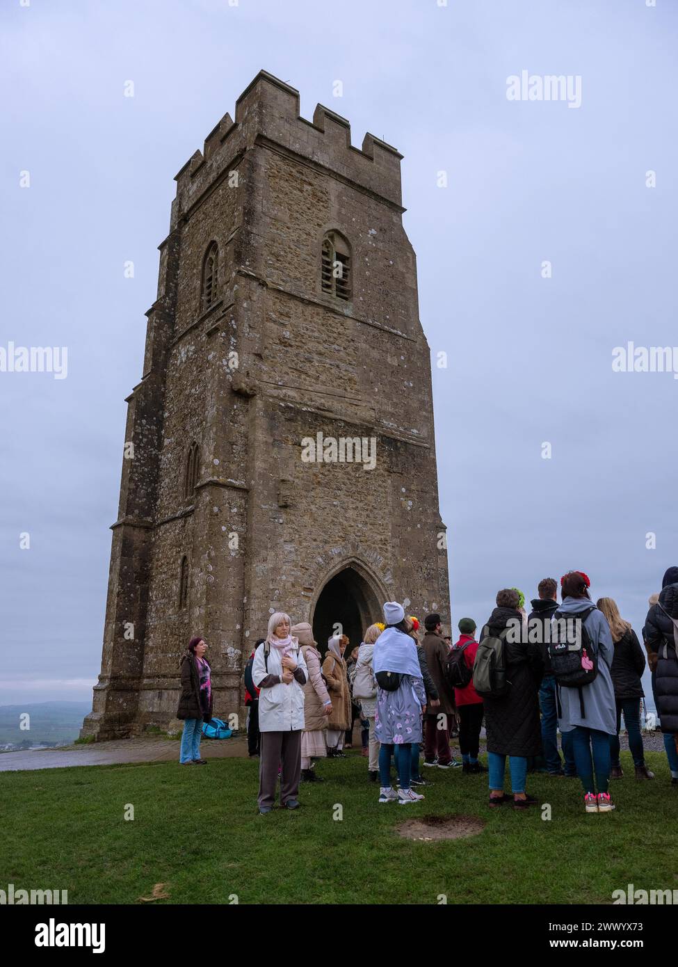 Marzo 2024 - persone che celebrano l'equinozio primaverile alla St Michaels Tower, in cima alla Tot a Glastonbury, Inghilterra, Regno Unito. Foto Stock
