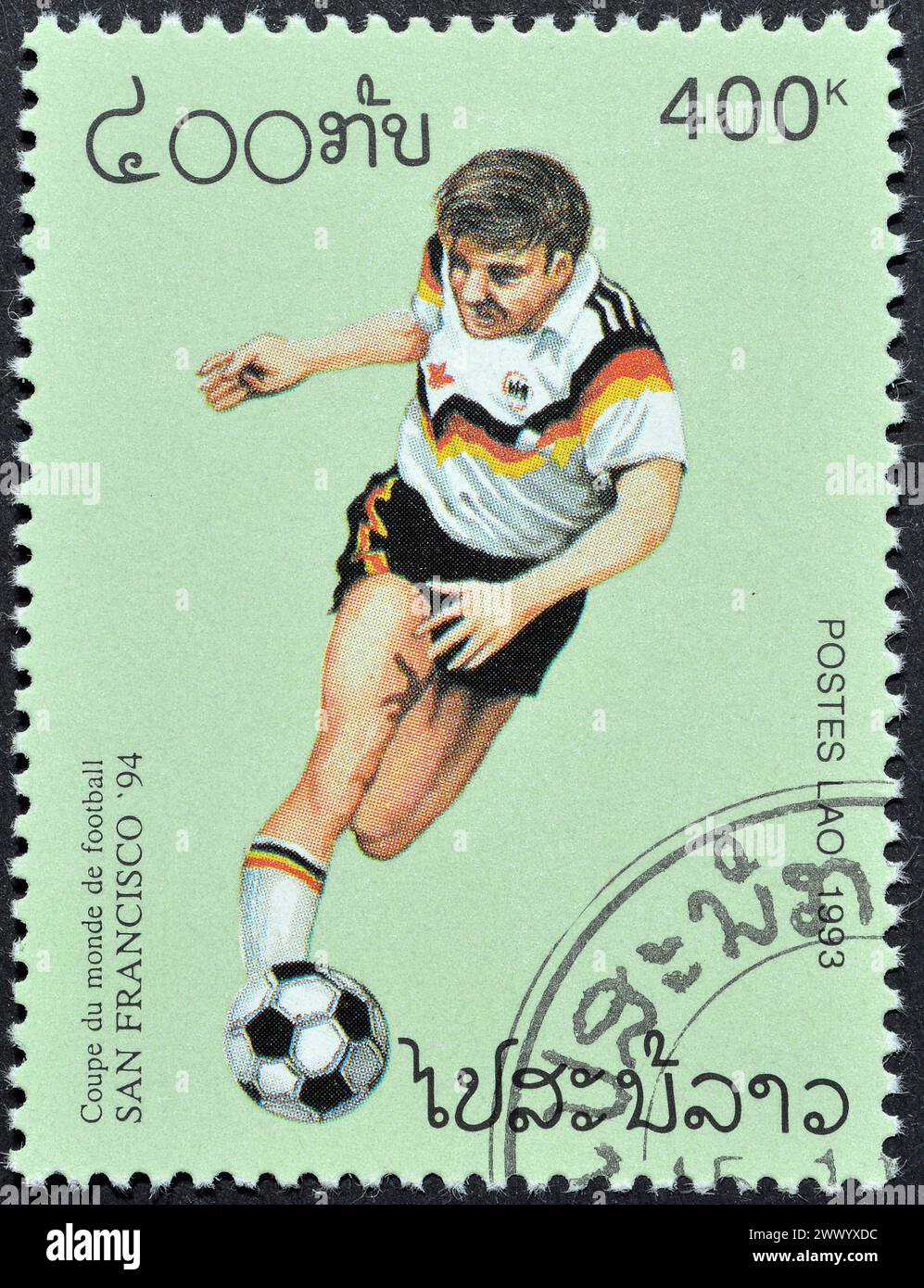 Francobollo cancellato stampato dal Laos, che promuove il campionato mondiale di calcio FIFA 1994, USA, circa 1993. Foto Stock