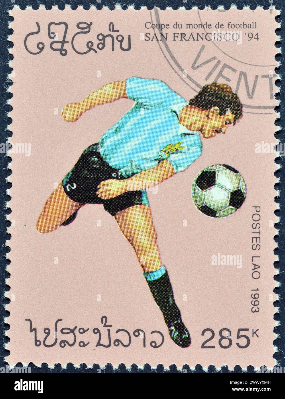 Francobollo cancellato stampato dal Laos, che promuove il campionato mondiale di calcio FIFA 1994, USA, circa 1993. Foto Stock