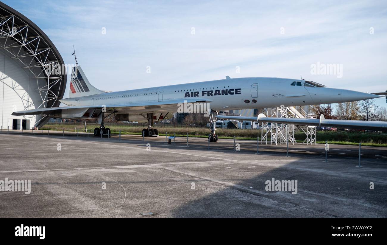 Un aereo jet Air France parcheggiato di fronte all'entrata di un hangar Foto Stock