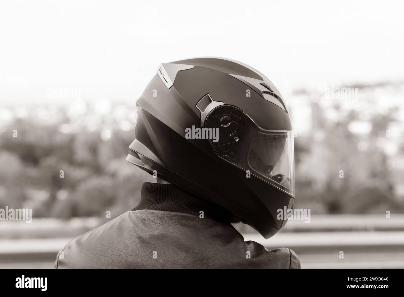 Ritratto dell'uomo con il casco. Cronache Moto Ride. Contro il cielo come sfondo. Foto Stock