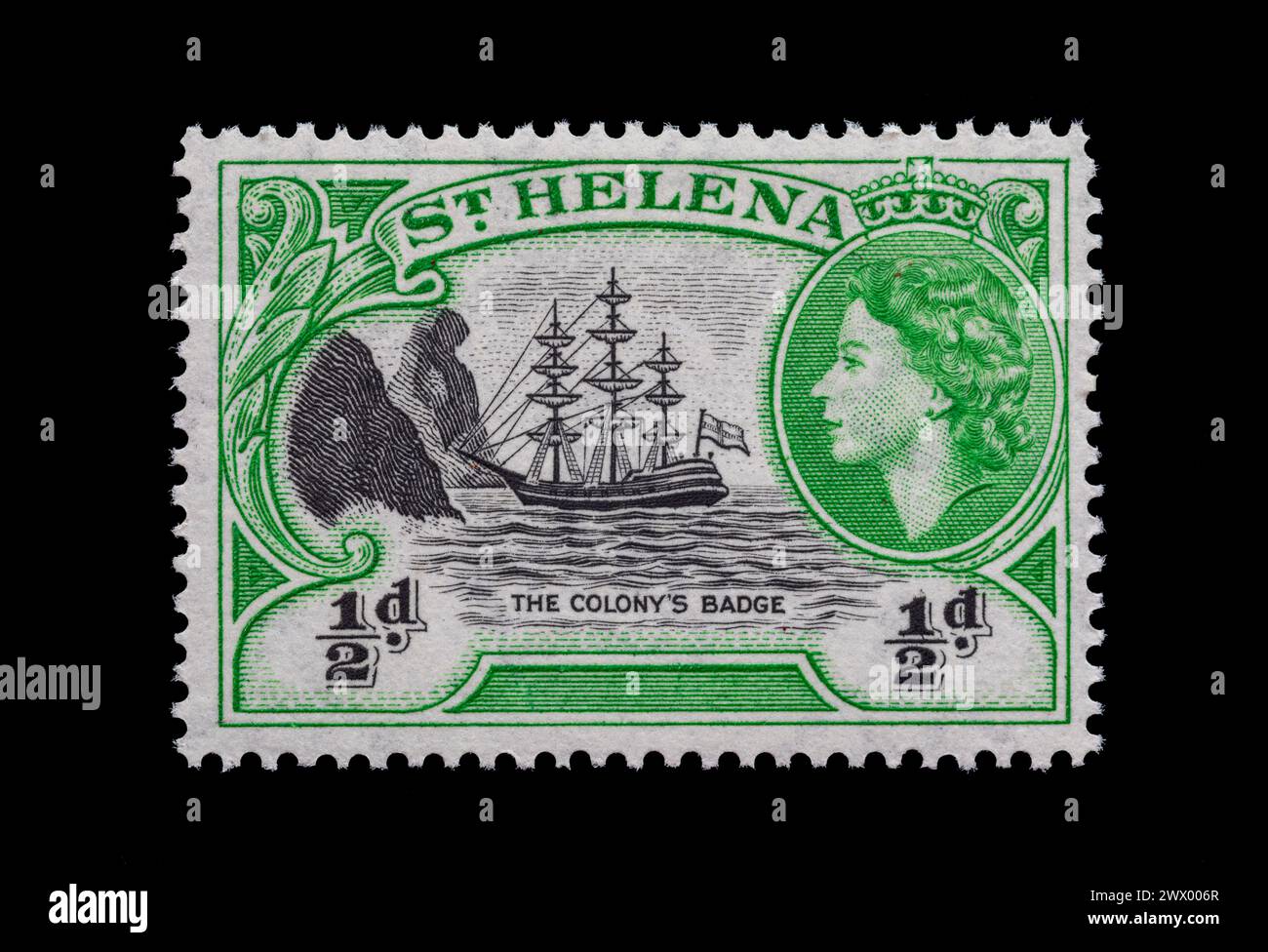 Francobollo vintage di Sant'Elena intorno al 1953 Regina Elisabetta II Opera d'arte che mostra il distintivo della colonia con una nave a vela. Foto Stock