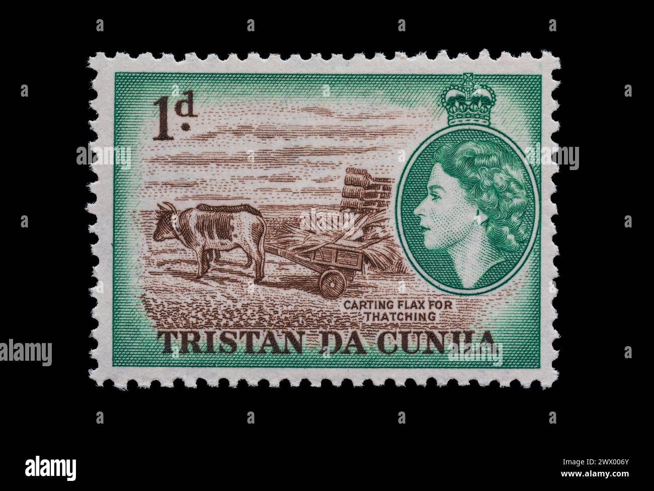 Francobollo vintage di Tristan da Cunha intorno al 1956. Regina Elisabetta II Opere d'arte che mostrano l'allevamento del lino con bestiame e carretto. Foto Stock