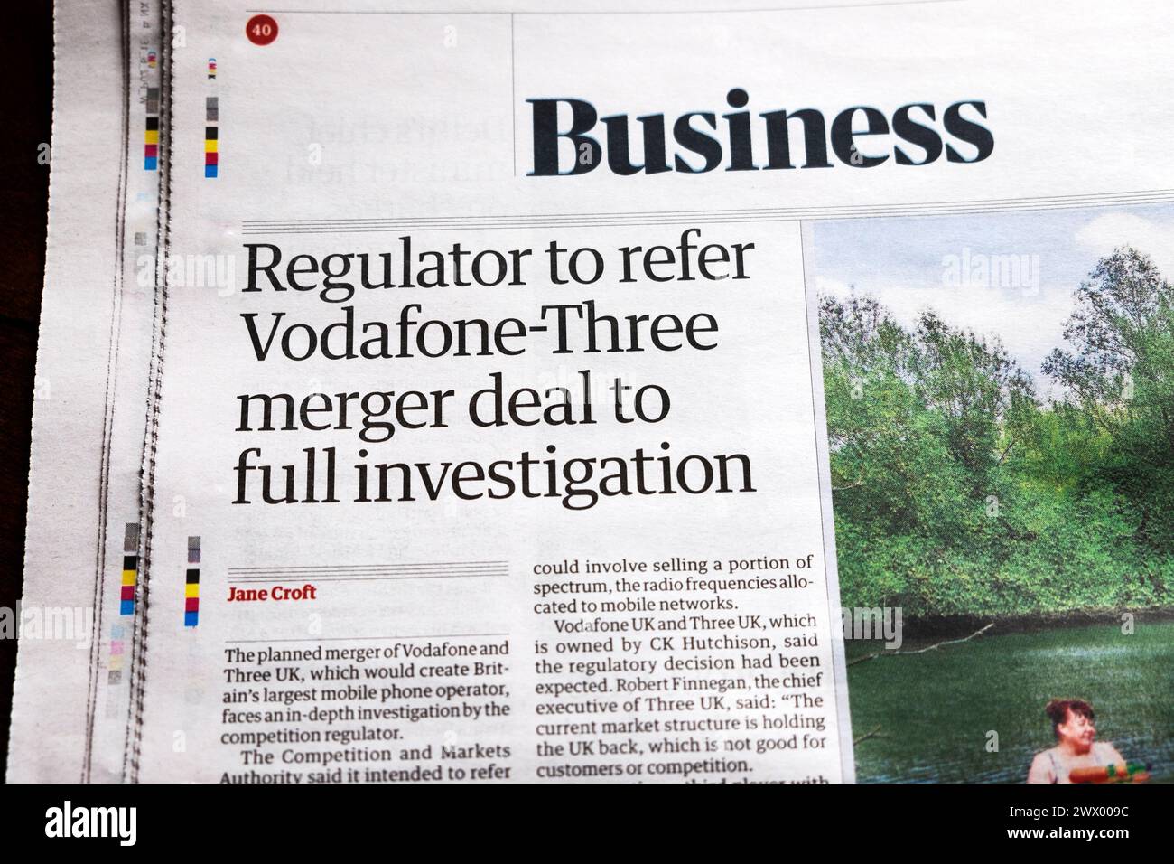 "Regulator to refer Vodafone - Three merger deal to full Investigation" articolo del quotidiano Guardian 23 marzo 2024 Londra Regno Unito Foto Stock