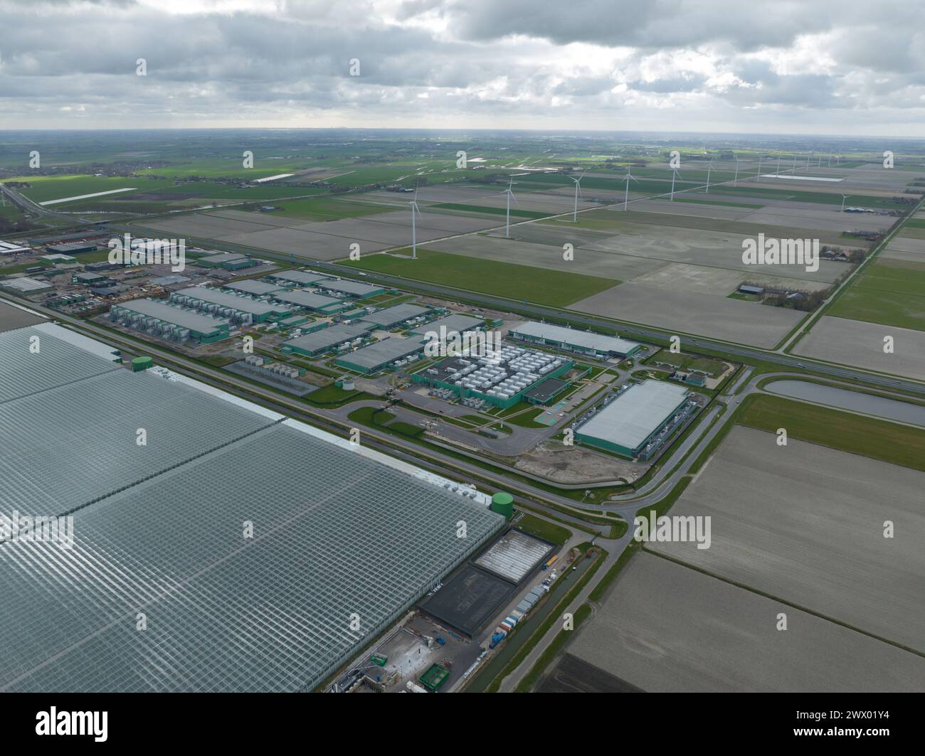 Data center, strutture di centri informatici per le apparecchiature IT business critical, server alloggiati. Intelligenza artificiale e infrastruttura Internet. Antenna Foto Stock