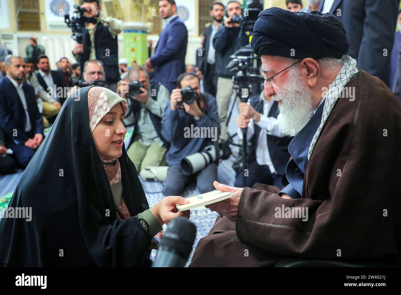 Teheran, Iran. 26 marzo 2024. Il leader supremo iraniano Ayatollah ALI KHAMENEI (R) incontra diversi poeti e persone di cultura e letteratura a Teheran. (Immagine di credito: © Ufficio del leader supremo iraniano tramite ZUMA Press Wire) SOLO USO EDITORIALE! Non per USO commerciale! Foto Stock