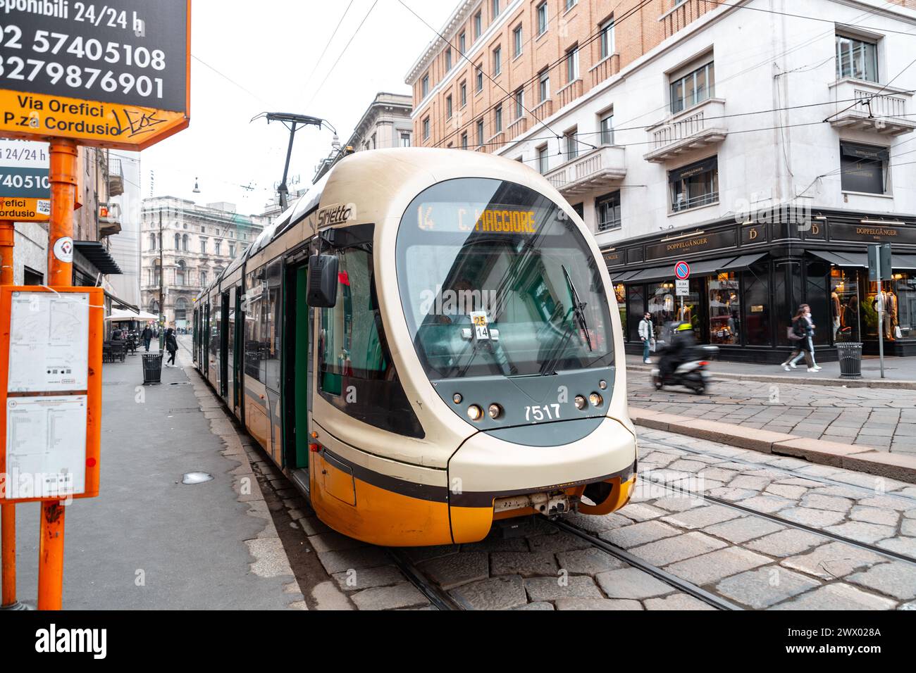 Milano, Italia - 30 marzo 2022: Tram, tram leggero che trasporta passeggeri all'interno della città di Milano, capoluogo della regione Lombardia. Foto Stock