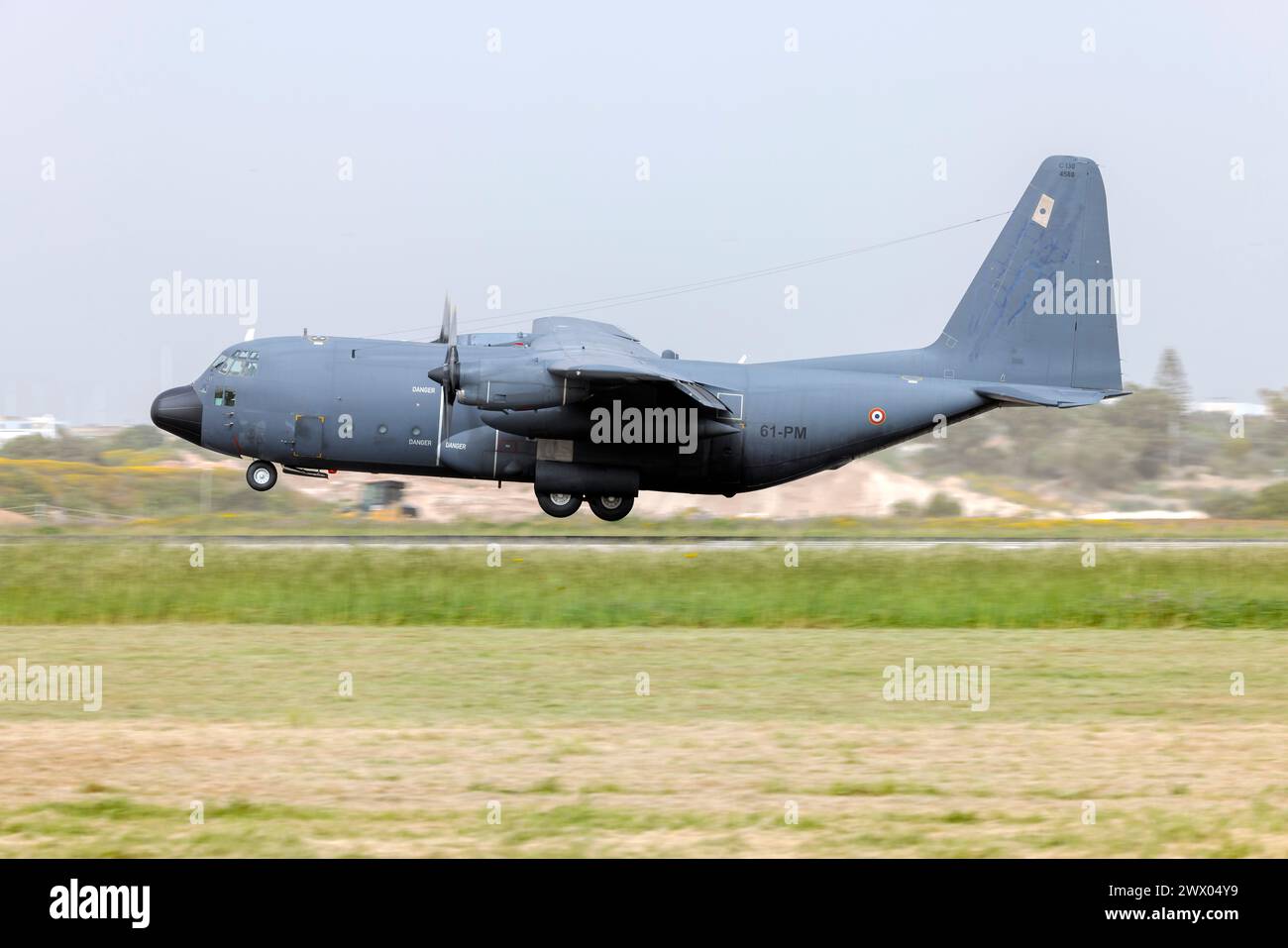 Lockheed C-130H Hercules (L-382) (REG: 4588) dell'aeronautica francese atterrando sulla pista 31 in un pomeriggio nebuloso. Foto Stock