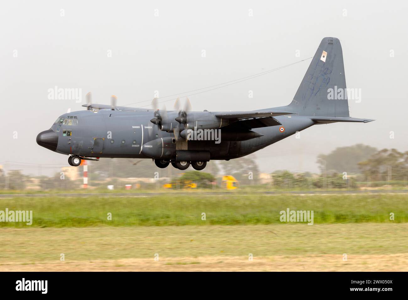 Lockheed C-130H Hercules (L-382) (REG: 4588) dell'aeronautica francese atterrando sulla pista 31 in un pomeriggio nebuloso. Foto Stock
