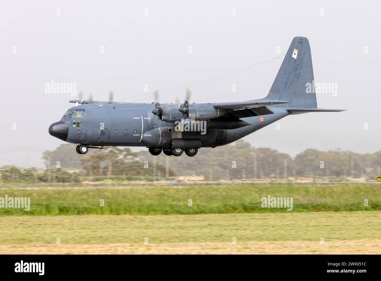 Lockheed C-130H Hercules (L-382) (REG: 4588) dell'aeronautica francese atterrando sulla pista 31 in un pomeriggio nebuloso. Foto Stock