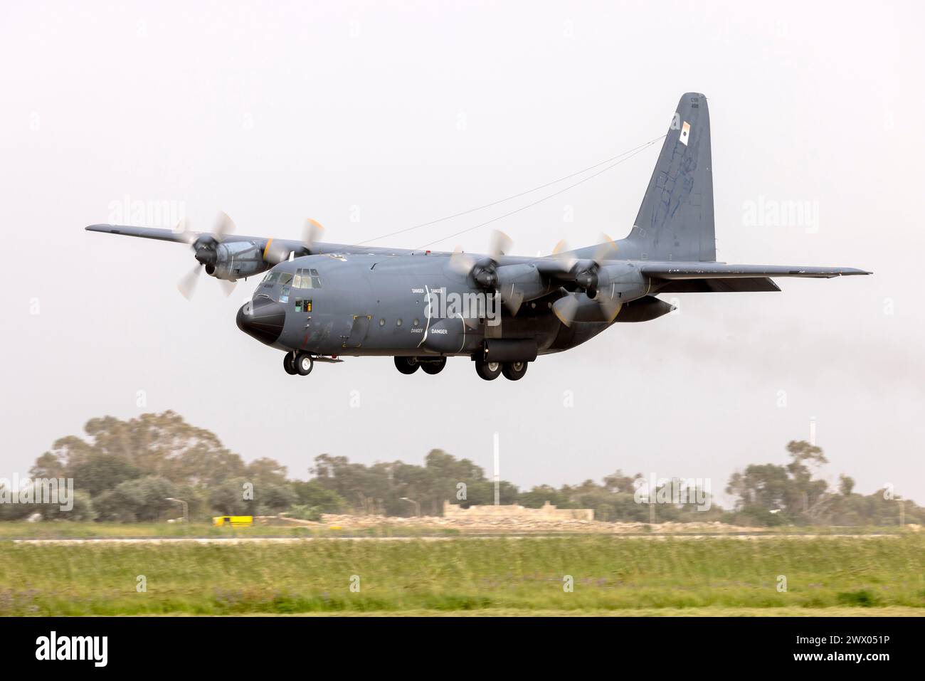 Lockheed C-130H Hercules (L-382) (REG: 4588) dell'aeronautica francese atterrando sulla pista 31 in un pomeriggio nebuloso. Foto Stock
