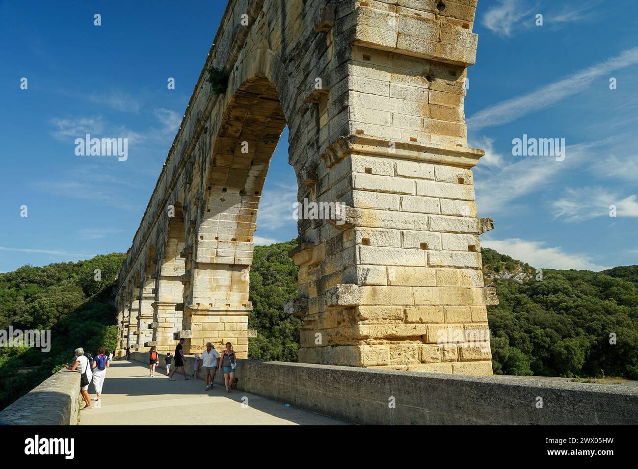 Pont du Gard, Francia - 24 giugno 2021: Pont du Gard famoso ponte acquedotto con tre livelli ad arco, costruito nel i secolo dai Romani, popolare turista Foto Stock