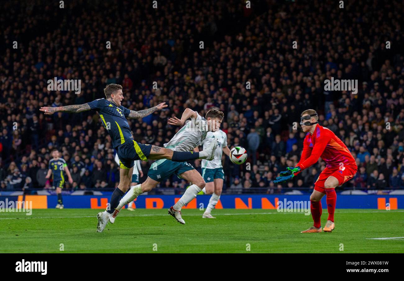 26 marzo 2024; Hampden Park, Glasgow, Scozia: Amichevole internazionale di calcio, Scozia contro Irlanda del Nord; Lyndon Dykes della Scozia si allunga per la palla come Goalie Bailey Peacock Farrell dell'Irlanda del Nord arriva a collezionare Foto Stock