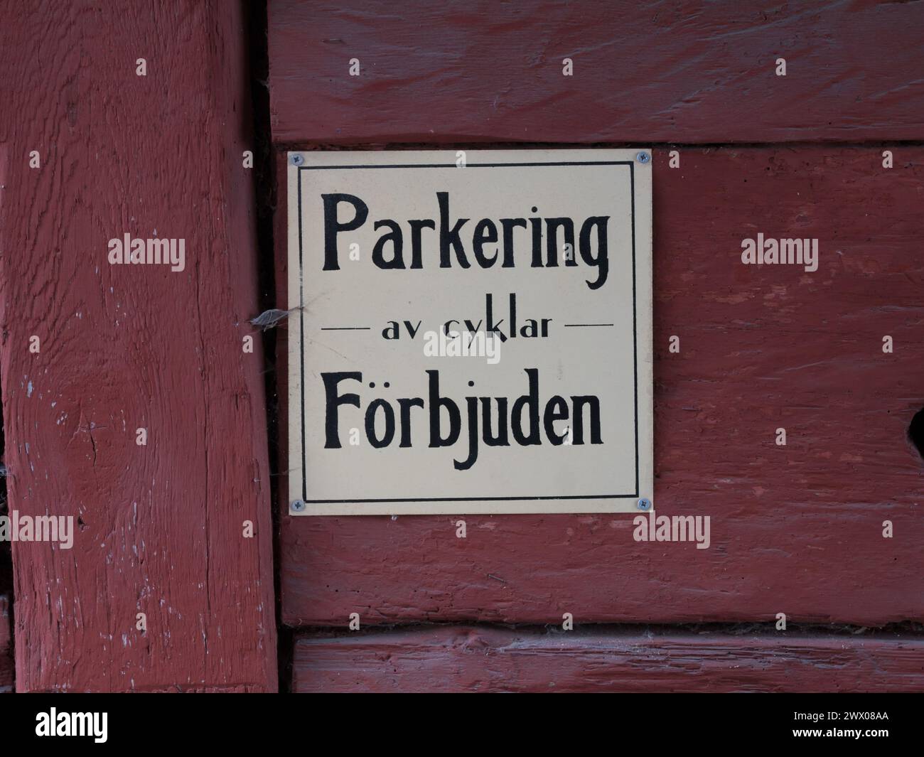 Cartello su una vecchia casa rossa in legno che proibisce il parcheggio delle biciclette. La casa è tradizionalmente dipinta con Falu Rödfärg. Foto Stock
