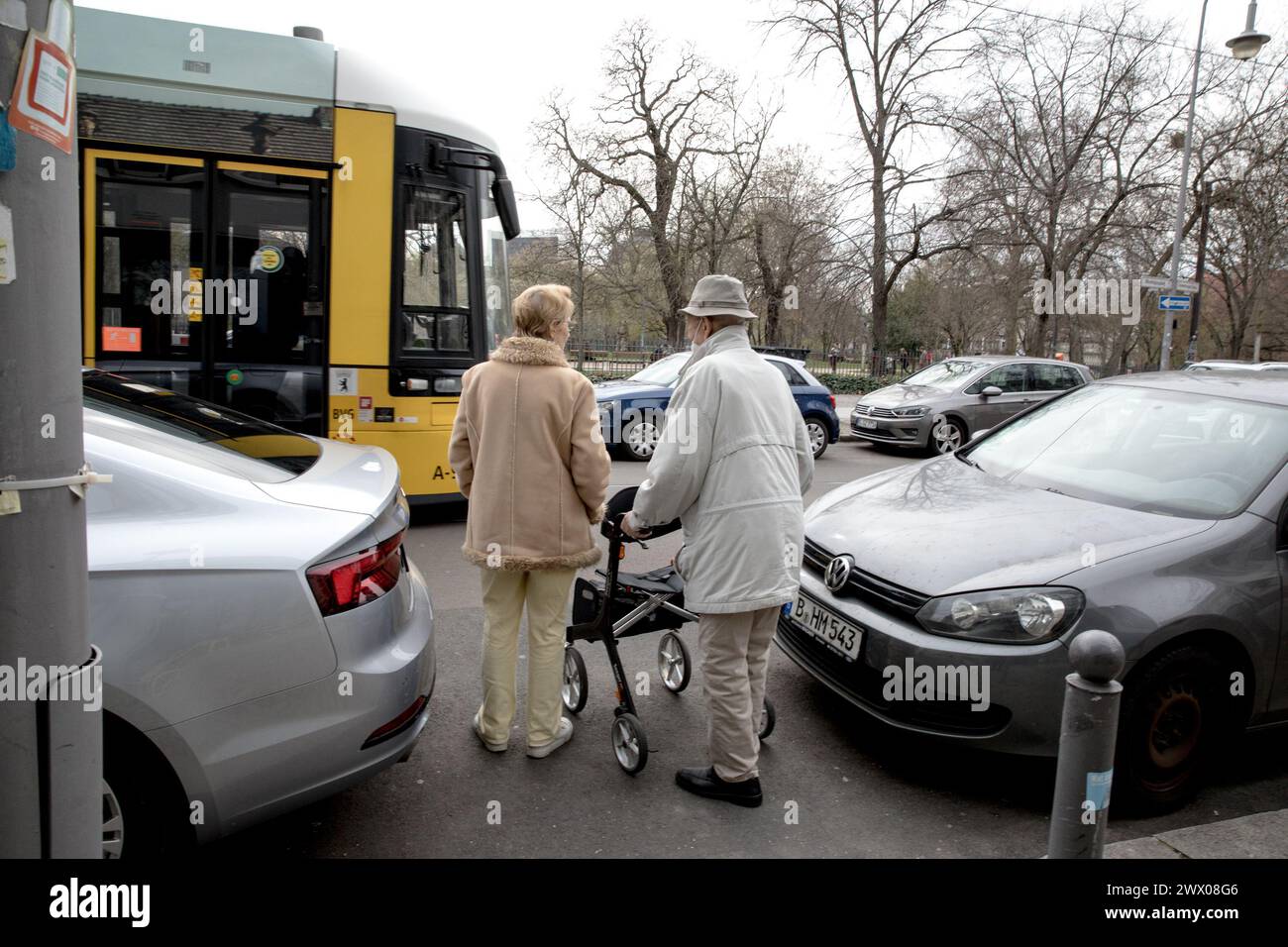 Berlino, Germania. 26 marzo 2024. Gli anziani residenti di Berlino percorrono le strade della città, riflettendo l'immutato arazzo demografico che caratterizza la capitale tedesca dagli anni '1970 Con una percentuale stabile di cittadini oltre i 65 anni, catturati qui il 26 marzo 2024, la città rispecchia un profilo demografico coerente in mezzo a tendenze sociali in evoluzione. Il segmento della popolazione più anziana di Berlino continua a lasciare il segno, contribuendo al suo tessuto sociale riccamente intrecciato. (Credit Image: © Michael Kuenne/PRESSCOV via ZUMA Press Wire) SOLO PER USO EDITORIALE! Non per USO commerciale! Foto Stock