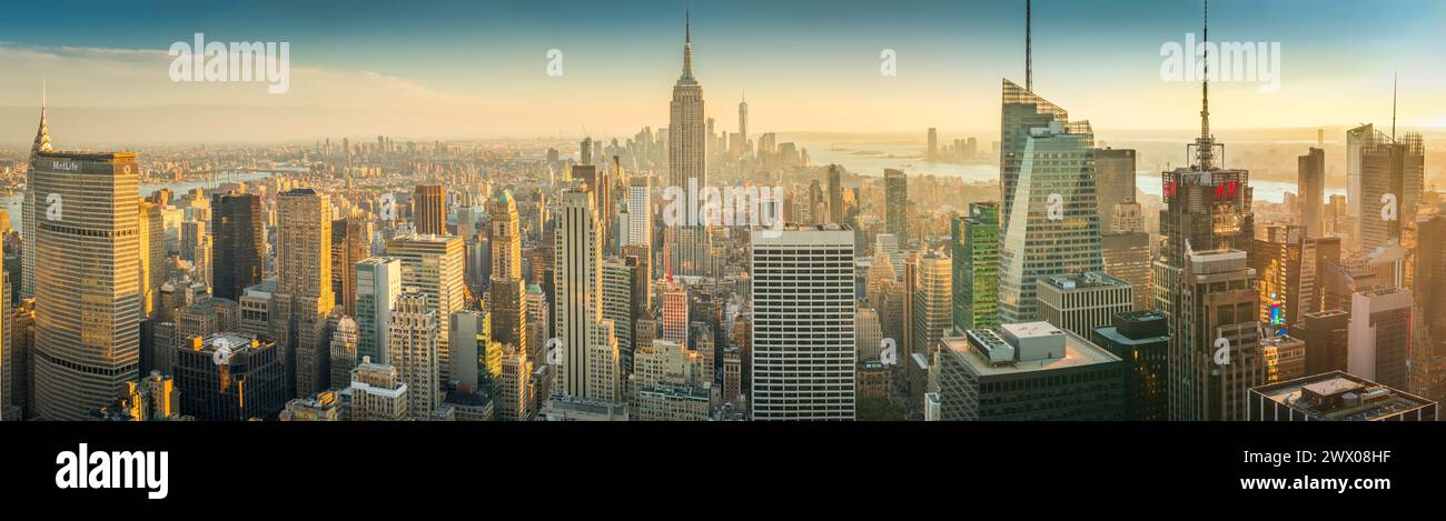 Guardando in basso su Manhattan, New York nelle prime ore della serata, incluso l'Empire State Building e l'One World Trade Centre. Foto Stock