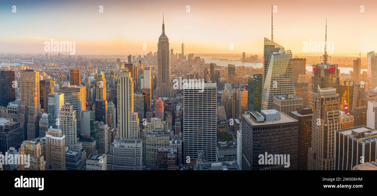Guardando in basso su Manhattan, New York nelle prime ore della serata, incluso l'Empire State Building e l'One World Trade Centre. Foto Stock