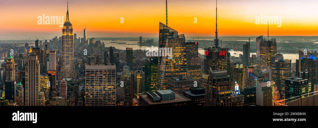 Guardando in basso su Manhattan, New York al crepuscolo, tra cui l'Empire State Building e il One World Trade Centre. Foto Stock