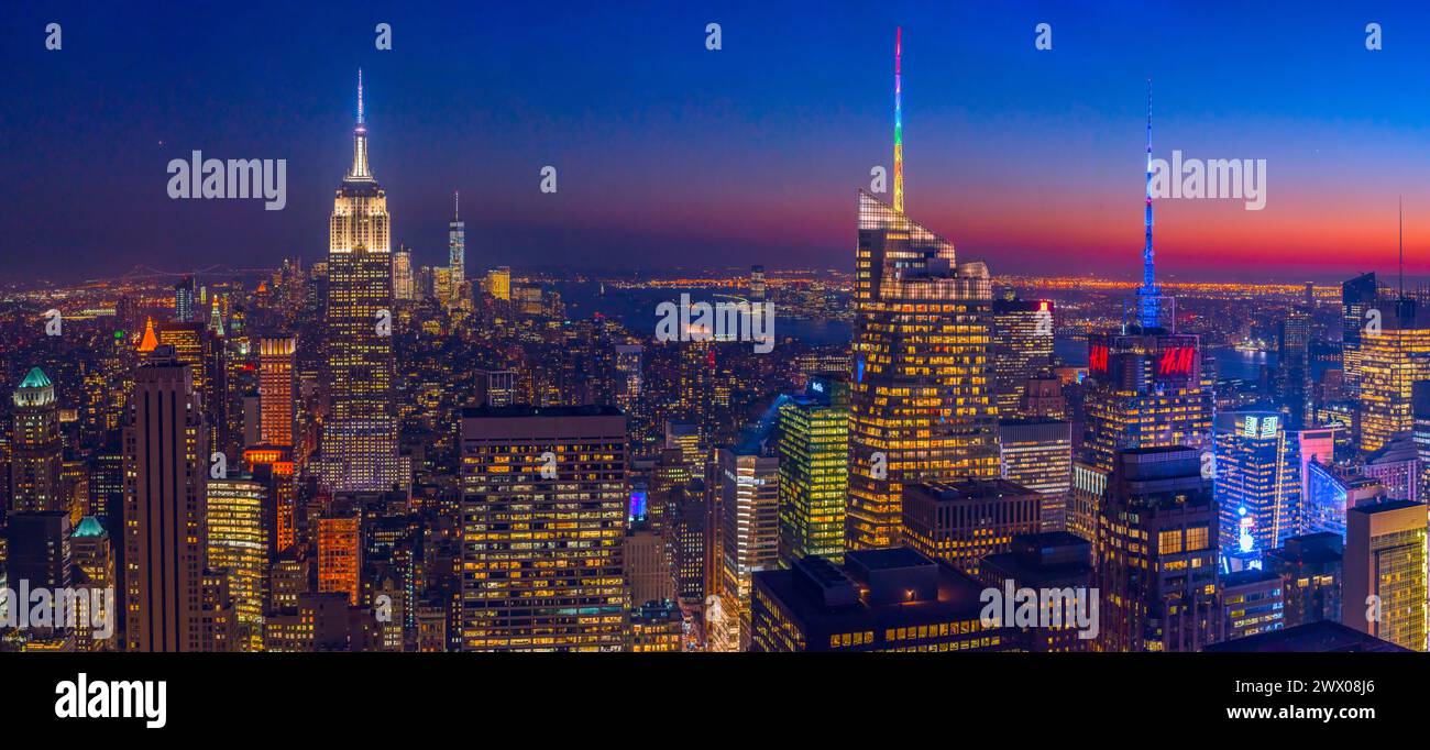 Guardando in basso su Manhattan, New York al crepuscolo, tra cui l'Empire State Building e l'One World Trade Centre. Foto Stock