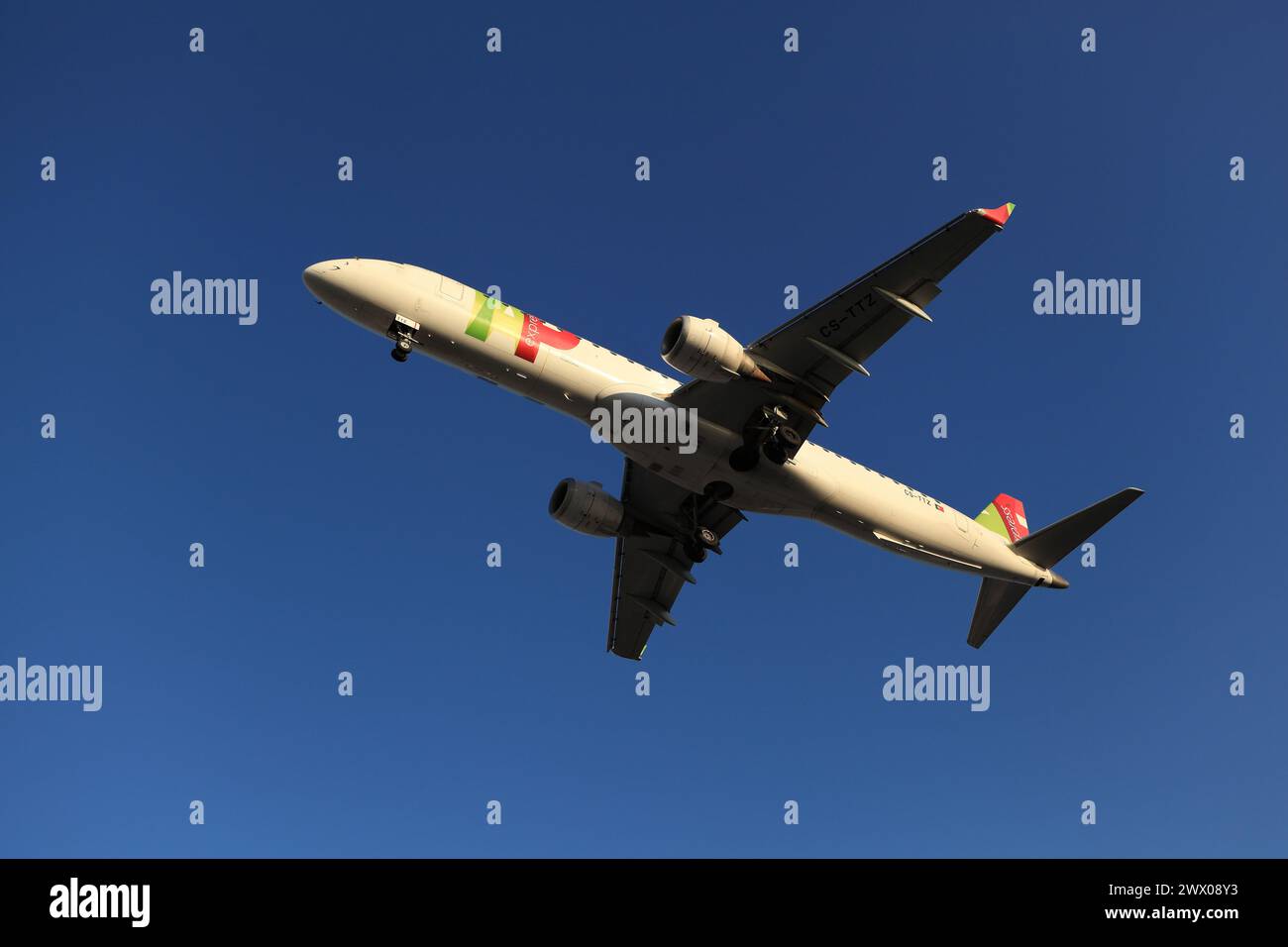 Porto, Portogallo - 3 febbraio 2024: Embraer ERJ-195 CS-TTZ TAP Air Portugal atterra presso OPO, Aeroporto Francisco Sá Carneiro, Porto Foto Stock