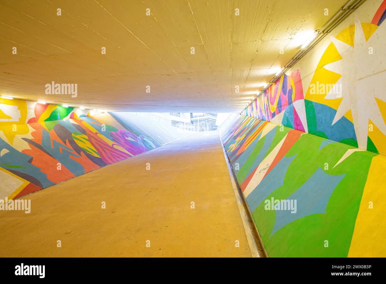 Spiaggia di Sagres. Tunnel di accesso pedonale alla spiaggia e alla strada costiera dalla nuova scuola di economia e affari.Carcavelos-Portogallo.03-03-2024 Foto Stock