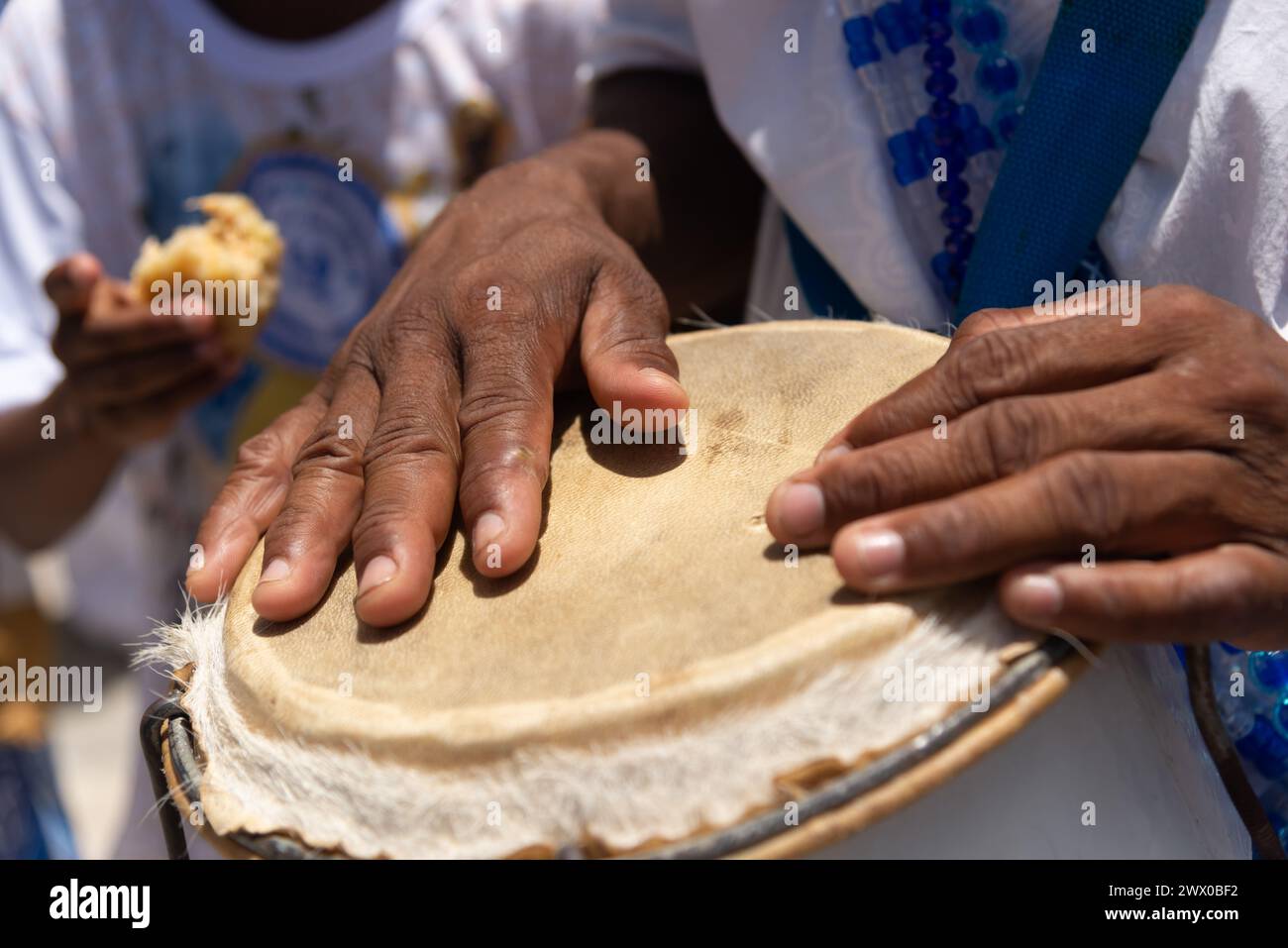 Mani percussioniste che suonano atabaco. Musica africana. Strumento a percussione. Foto Stock