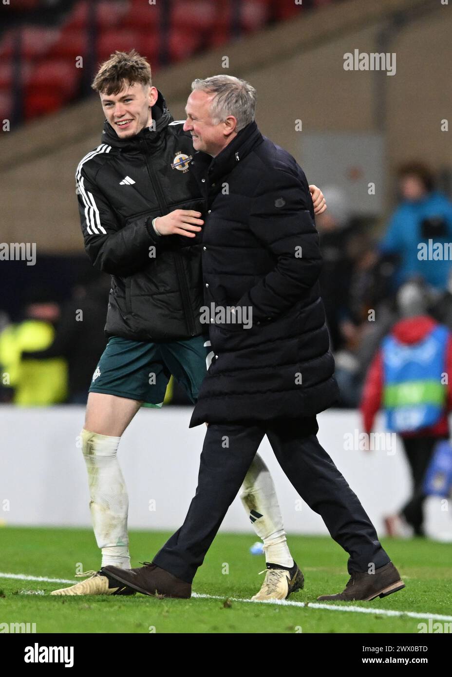 Glasgow, Regno Unito. 26 marzo 2024. Il marcatore Conor Bradley festeggia con Michael o'Neill Manager dell'Irlanda dopo l'amichevole internazionale a Hampden Park, Glasgow. Il credito per immagini dovrebbe essere: Neil Hanna/Sportimage Credit: Sportimage Ltd/Alamy Live News Foto Stock