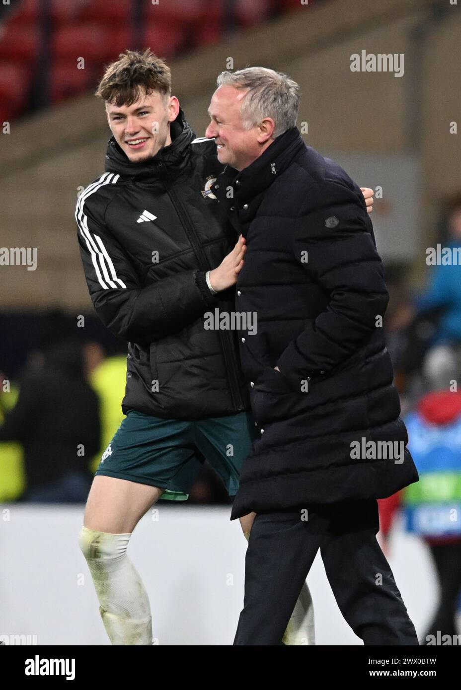 Glasgow, Regno Unito. 26 marzo 2024. Il marcatore Conor Bradley festeggia con Michael o'Neill Manager dell'Irlanda dopo l'amichevole internazionale a Hampden Park, Glasgow. Il credito per immagini dovrebbe essere: Neil Hanna/Sportimage Credit: Sportimage Ltd/Alamy Live News Foto Stock