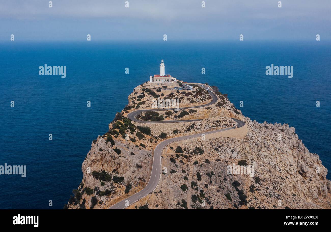 Faro solitario a Cap de Formentor con strada asfaltata curva a serpentina con vista mozzafiato sul mare mediterraneo. Isola di Maiorca, Baleari Foto Stock