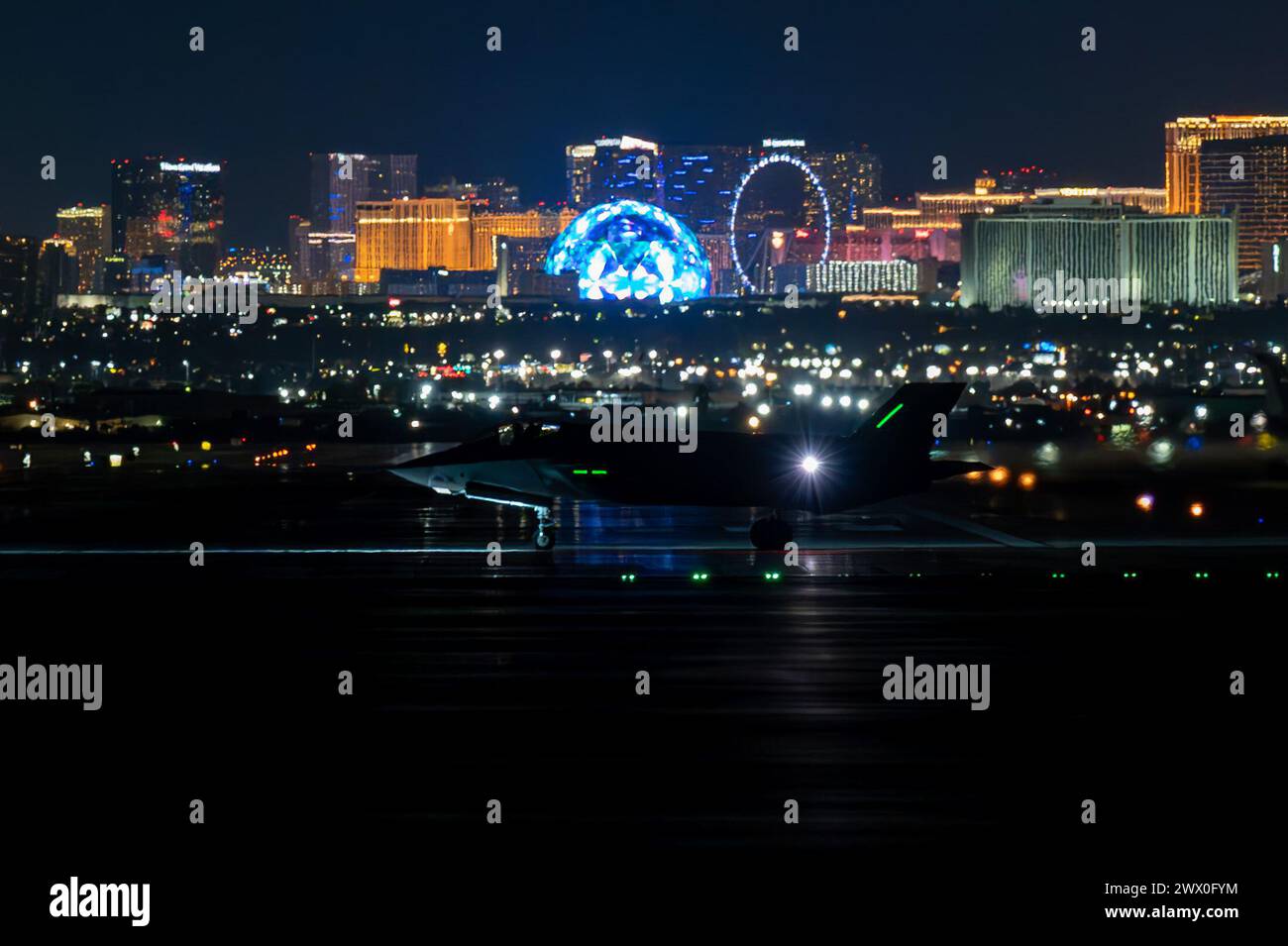 Un F-35 Lighting II taxi attraverso la pista per una missione notturna durante Red Flag-Nellis 24-2 presso Nellis AFB, Nevada, 21 marzo 2024. Questi velivoli avanzati offrono funzionalità senza precedenti, tra cui stealth potenziato, fusione dei sensori e connettività di rete, che consentono di mantenere la superiorità aerea e scoraggiare i potenziali avversari. (Foto U.S. Air Force del 1° tenente Jimmy Cummings) Foto Stock