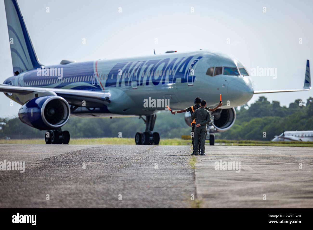Gli aviatori brasiliani guidano un volo charter che trasporta i soldati della 101st Airborne Division (Air Assault) che partecipano alla Southern Vanguard 24 a Belem, Brasile, 30 ottobre 2023. Southern Vanguard, un'esercitazione bilaterale annuale che ruota tra le nazioni partner nell'area di responsabilità del Southern Command degli Stati Uniti, è stata progettata per migliorare l'interoperabilità tra le forze degli Stati Uniti e quelle delle nazioni partner. (Foto U.S. Army di SPC. Joshua Taeckens) Foto Stock