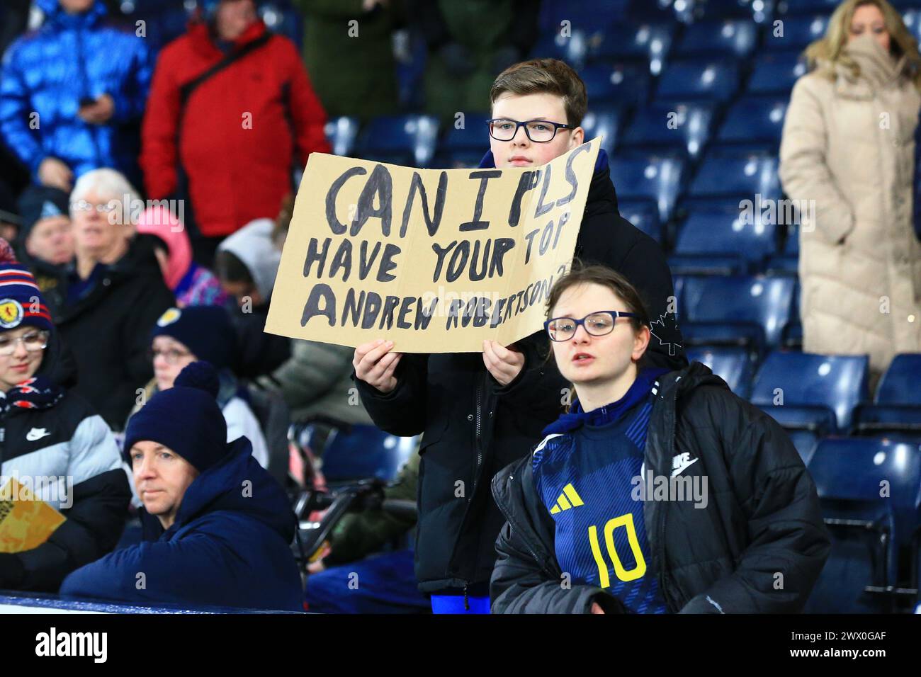 26 marzo 2024; Hampden Park, Glasgow, Scozia: Amichevole internazionale di calcio, Scozia contro Irlanda del Nord; tifosi scozzesi con un cartello che chiede la maglia di Andrew Robertson della Scozia Foto Stock